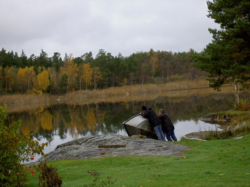 När roddbåten tas upp ur sjön är det höst hos mig. När roddbåten tas upp ur sjön är det höst hos mig.